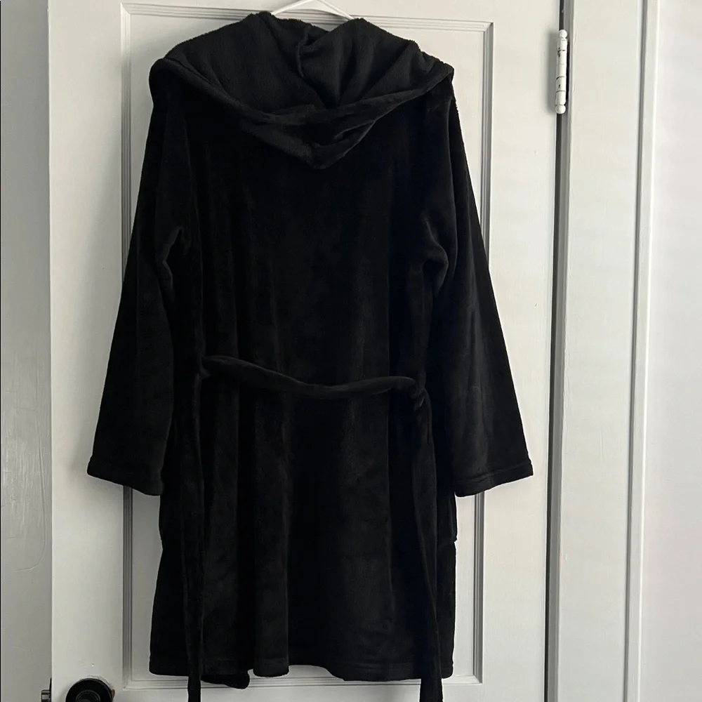 BLACK ROBE - Picture 2 of 3